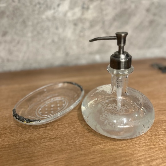 Washroom dishes - Picture 2 of 9